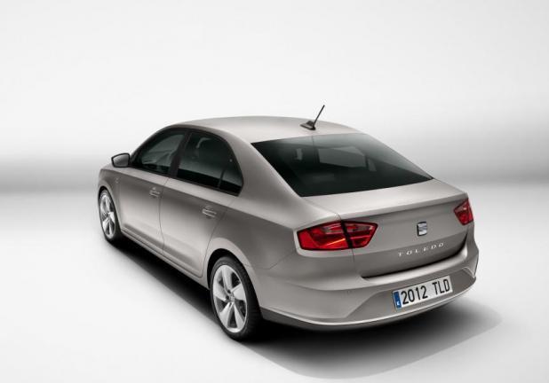 Nuova Seat Toledo 2012 tre quarti posteriore sfondo bianco