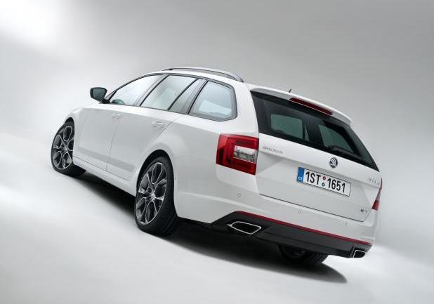 Nuova Skoda Octavia RS Wagon tre quarti posteriore