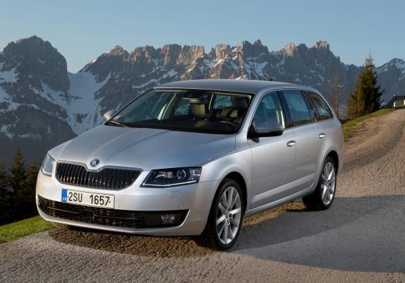 Nuova Skoda Octavia Wagon 4x4 tre quarti anteriore lato sinistro