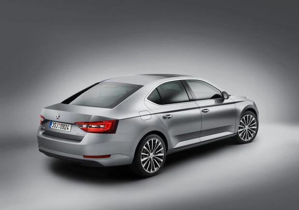 Nuova Skoda Superb 2015 tre quarti posteriore