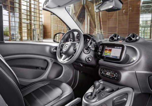 Nuova Smart Fortwo Cabrio abitacolo