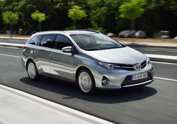 Nuova Toyota Auris Touring Sports tre quarti anteriore lato destro