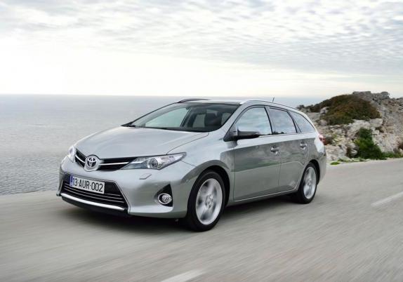 Nuova Toyota Auris Touring Sports tre quarti anteriore lato sinistro