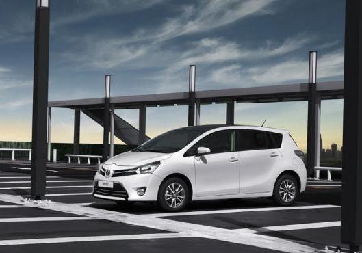 Nuova Toyota Verso restyling 2013 tre quarti anteriore lato sinistro