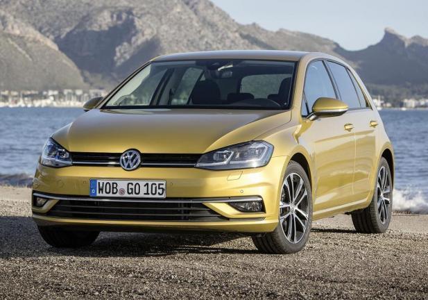 Nuova Volkswagen Golf 2017 gialla tre quarti