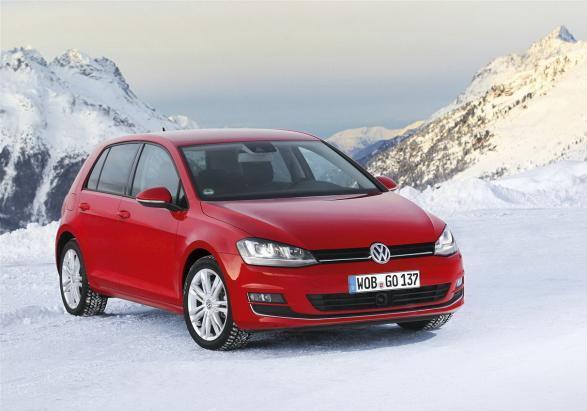 Nuova Volkswagen Golf 4Motion tre quarti anteriore lato destro