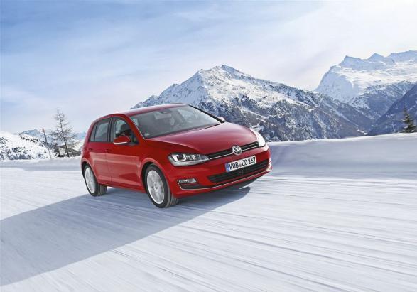 Nuova Volkswagen Golf 4Motion tre quarti anteriore