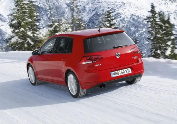 Nuova Volkswagen Golf 4Motion tre quarti posteriore lato sinistro