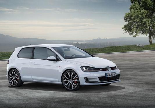 Nuova Volkswagen Golf GTI tre quarti anteriore lato destro