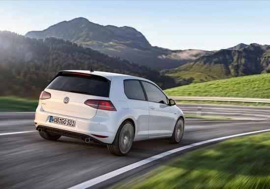 Nuova Volkswagen Golf GTI tre quarti posteriore lato destro