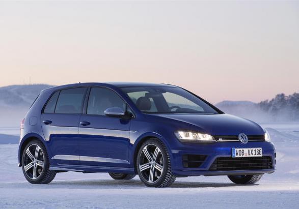 Nuova Volkswagen Golf R tre quarti anteriore lato destro