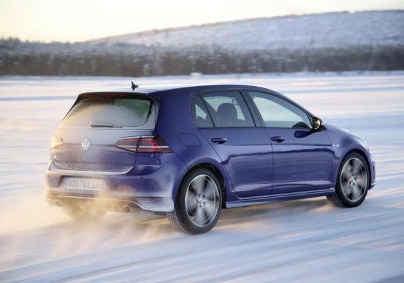 Nuova Volkswagen Golf R tre quarti posteriore lato destro