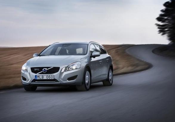 Nuova Volvo V60 Plug-In Hybrid tre quarti anteriore