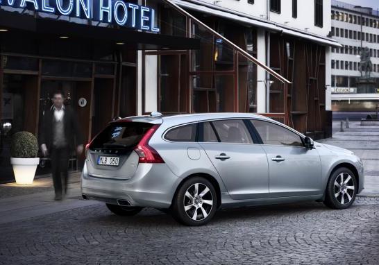 Nuova Volvo V60 Plug-In Hybrid tre quarti posteriore lato destro