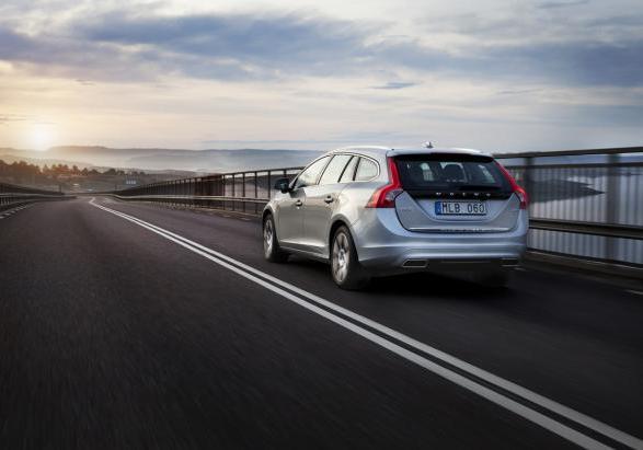 Nuova Volvo V60 Plug-In Hybrid tre quarti posteriore lato sinistro