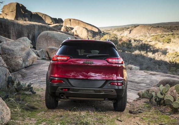 Nuovo Jeep Cherokee in fuoristrada posteriore