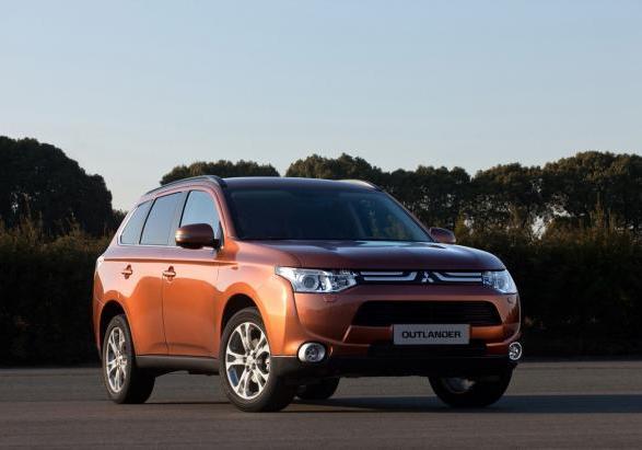 Nuovo Mitsubishi Outlander GPL tre quarti anteriore lato sinistro