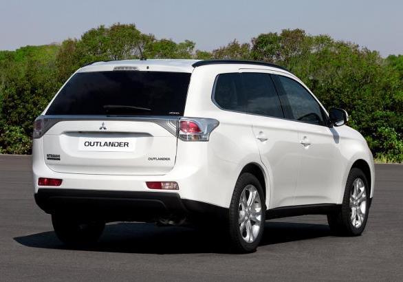 Nuovo Mitsubishi Outlander GPL tre quarti posteriore