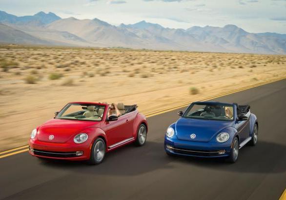 Nuovo Volkswagen Maggiolino Cabriolet rosso e blu