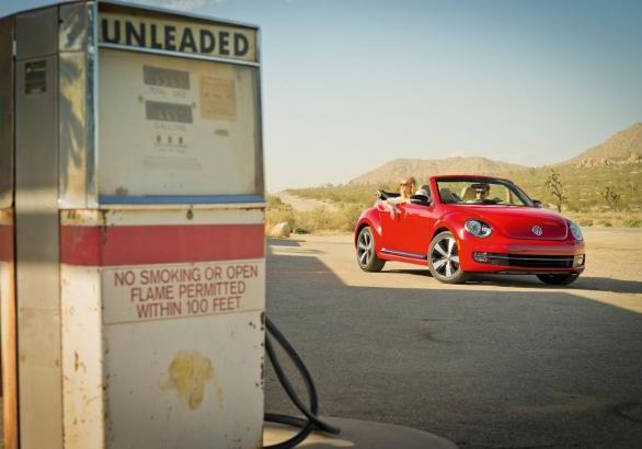 Nuovo Volkswagen Maggiolino Cabriolet tre quarti anteriore