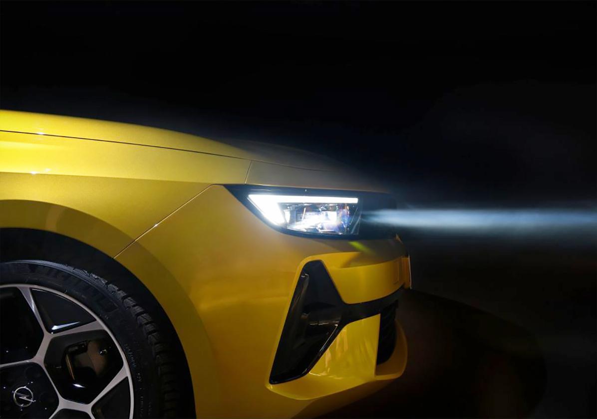 Opel Astra 2022 con fari Intelli-lux LED