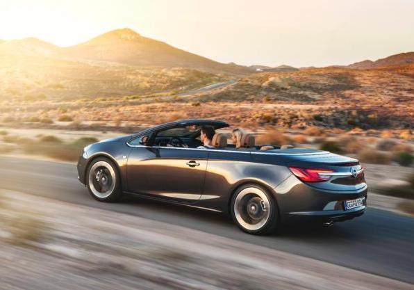 Opel Cascada con capotte aperta tre quarti posteriore lato sinistro