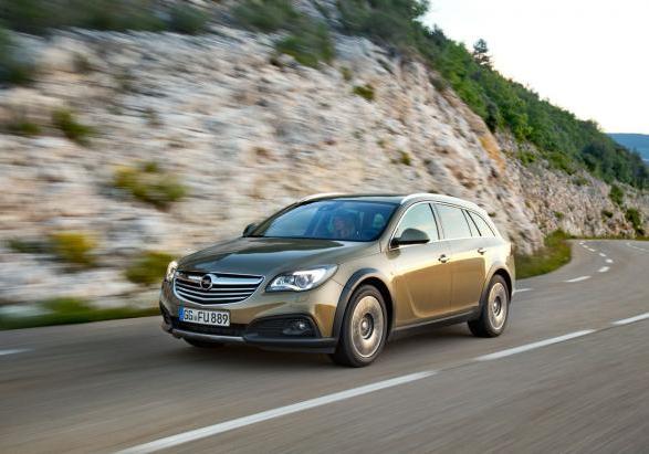 Opel Insigna Country Tourer tre quarti anteriore in movimento