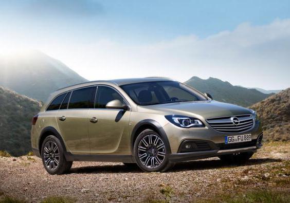 Opel Insigna Country Tourer tre quarti profilo lato destro