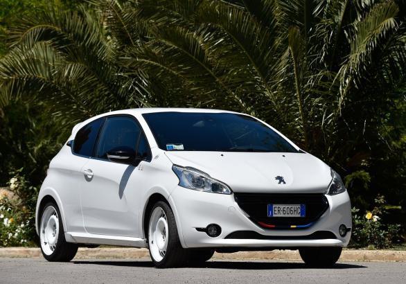 Peugeot 208 GTi ?One Off UcciUssi? tre quarti anteriore