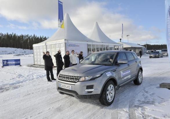 Pneumatici invernali Michelin Range Rover Evoque tre quarti anteriore lato sinistro