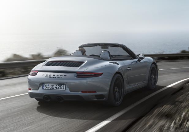 Porsche 911 GTS Cabrio grigia