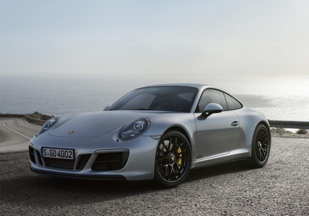 Porsche 911 GTS grigia tre quarti anteriore