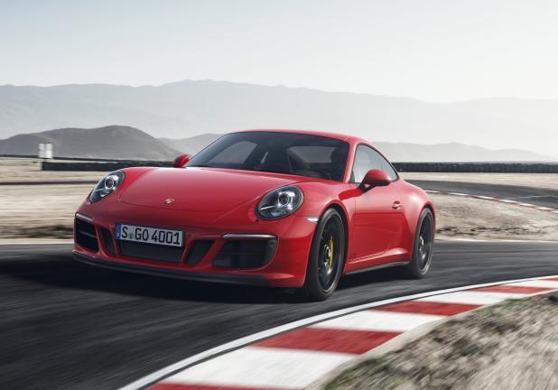 Porsche 911 GTS rossa tre qaurti anteriore