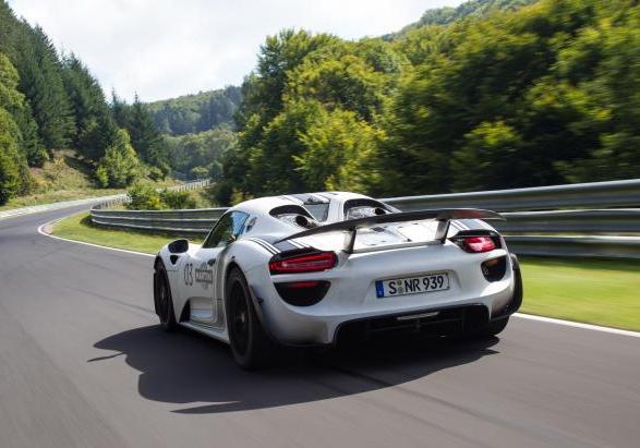 Porsche 918 Spyder al Nurburgring tre quarti posteriore