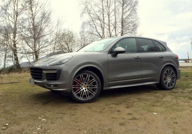 Porsche Cayenne GTS tre quarti anteriore