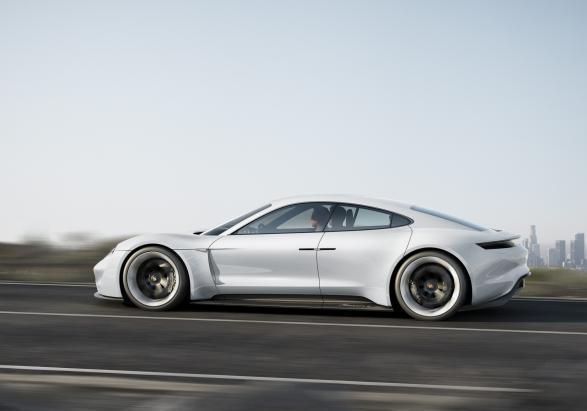 Porsche Mission E profilo