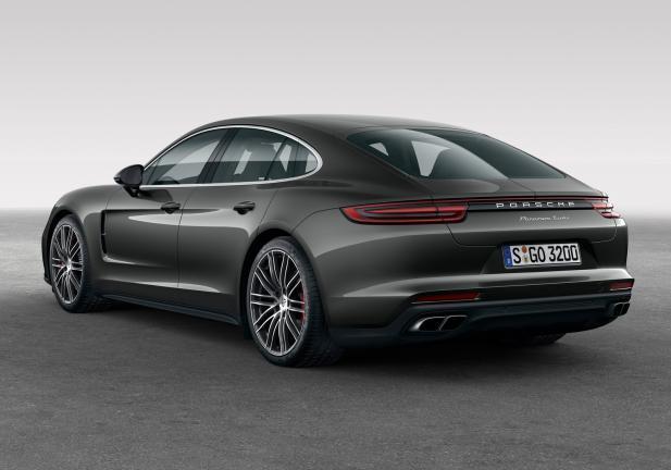 Porsche Panamera grigia tre quarti