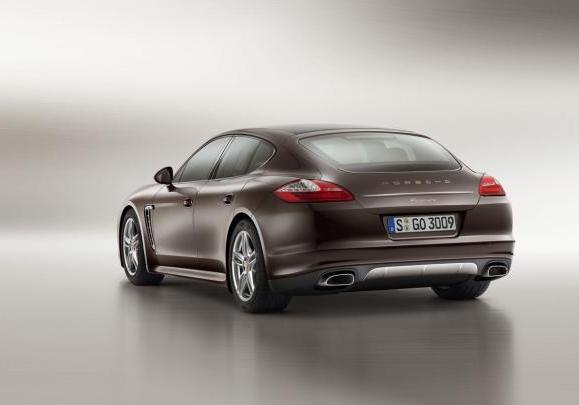 Porsche Panamera Platinum Edition tre quarti posteriore