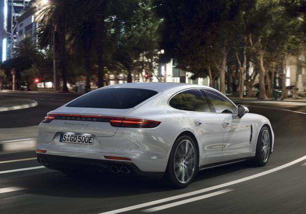 Porsche Panamera Turbo S E-Hybrid tre quarti posteriore