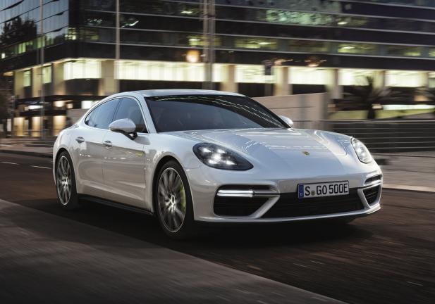 Porsche Panamera Turbo S E-Hybrid tre quati anteriore