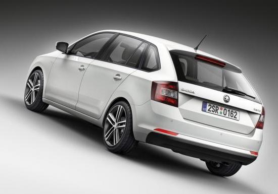 Prezzo promozionale Skoda Rapid Spaceback tre quarti posteriore