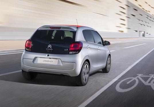 Prime immagini nuova Citroen C1 tre quarti posteriore