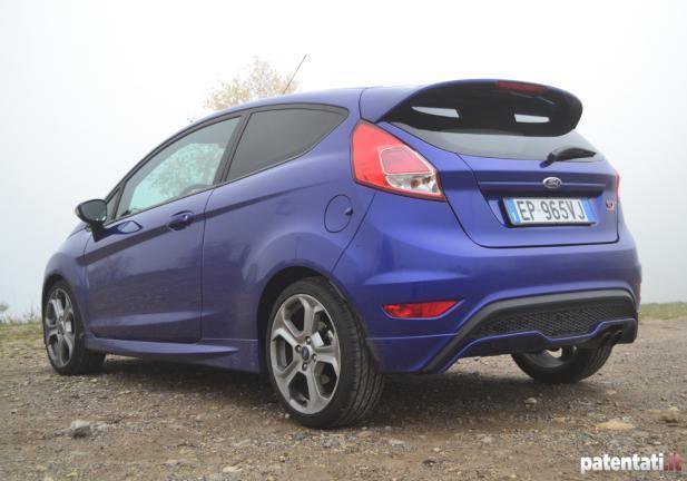 Prova Ford Fiesta ST tre quarti posteriore