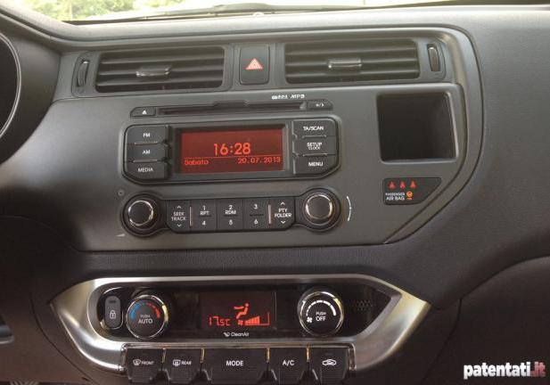 Prova Kia Rio 1.1 CRDi console centrale