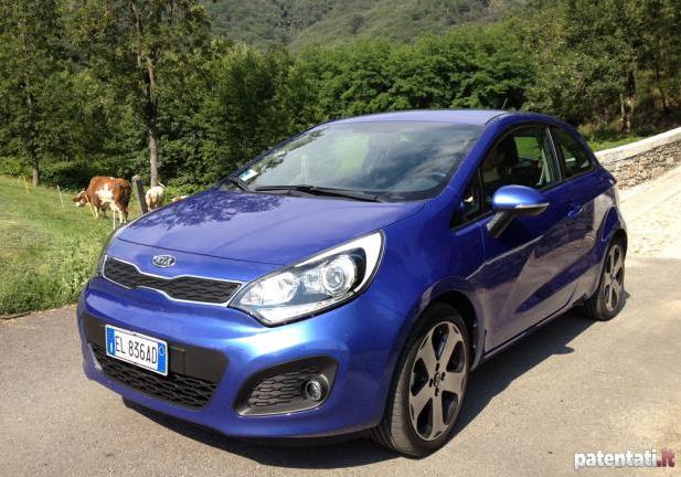 Prova Kia Rio 1.1 CRDi tre quarti anteriore lato sinistro