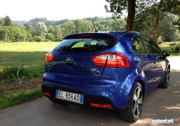 Prova Kia Rio 1.1 CRDi tre quarti posteriore lato destro