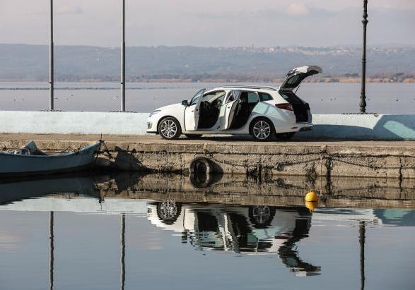 Prova Renault Mégane SporTour 1.5 dCi con portiere e bagagliaio aperti