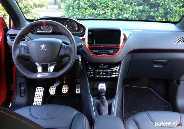 Prova su strada Peugeot 208 GTi interni