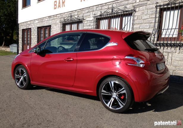 Prova su strada Peugeot 208 GTi profilo