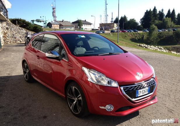 Prova su strada Peugeot 208 GTi tre quarti anteriore lato destro